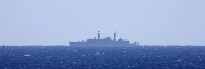 Un barco de la Marina brasileña navega cerca de la isla de Fernando de Noronha Un barco de la Marina brasileña navega cerca de la isla de Fernando de Noronha