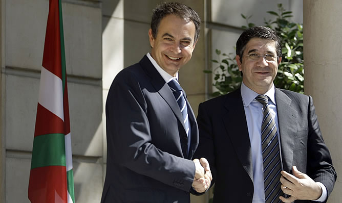 En la imagen, el presidente del Gobierno, José Luis Rodríguez Zapatero, recibiendo al <i>lehendakari</i>, Patxi López. En la imagen, el presidente del Gobierno, José Luis Rodríguez Zapatero, recibiendo al <i>lehendakari</i>, Patxi López.