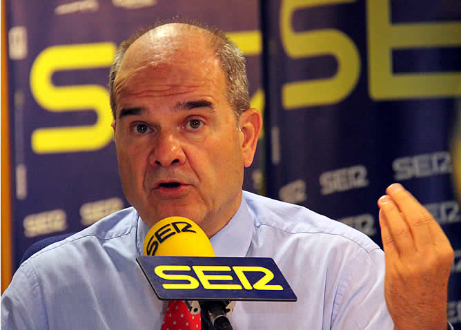 El vicepresidente tercero del Gobierno y ministro de Política Territorial, Manuel Chaves, ha señalado que "un sistema de financiación no se hace pensando en la estabilidad parlamentaria de un gobierno" El vicepresidente tercero del Gobierno y ministro de Política Territorial, Manuel Chaves, ha señalado que "un sistema de financiación no se hace pensando en la estabilidad parlamentaria de un gobierno"