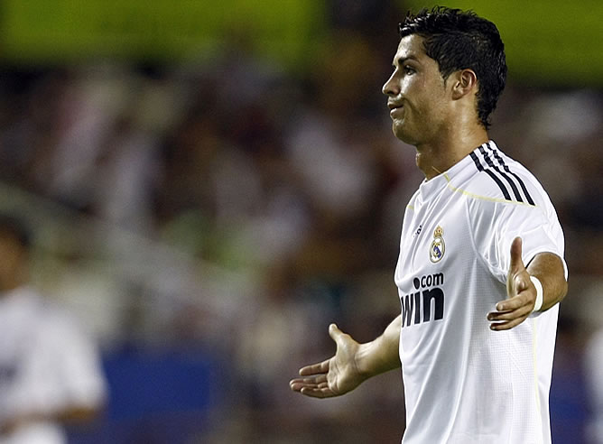 Cristiano Ronaldo se lamenta tras una ocasión fallada Cristiano Ronaldo se lamenta tras una ocasión fallada