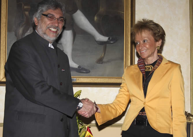 La vicepresidenta primera del Gobierno, María Teresa Fernández de La Vega, junto al presidente de Paraguay Fernando Lugo. Una de las fotos de su gira por Latinoamérica. La vicepresidenta primera del Gobierno, María Teresa Fernández de La Vega, junto al presidente de Paraguay Fernando Lugo. Una de las fotos de su gira por Latinoamérica.