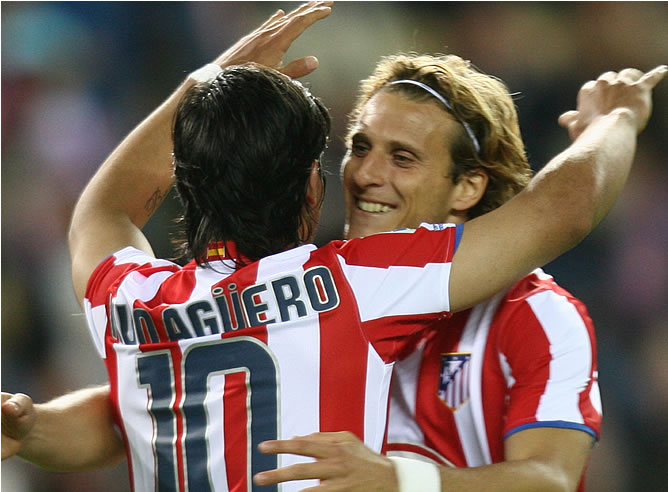 El 'Kun' y Forlán celebran un tanto rojiblanco El 'Kun' y Forlán celebran un tanto rojiblanco