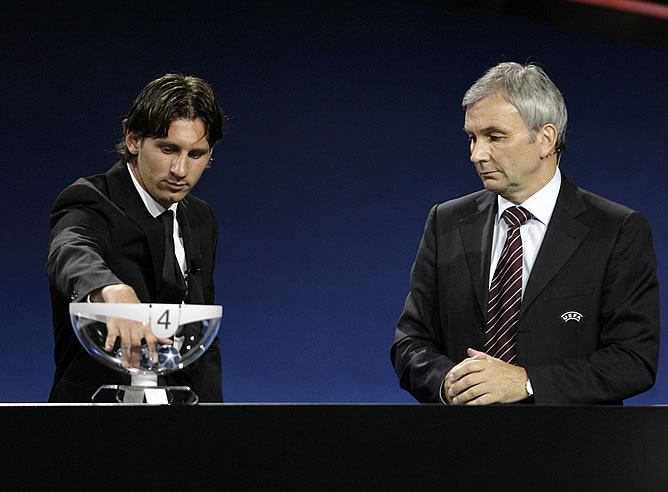 Messi saca una bola en el sorteo de la fase previa de la Liga de Campeones Messi saca una bola en el sorteo de la fase previa de la Liga de Campeones
