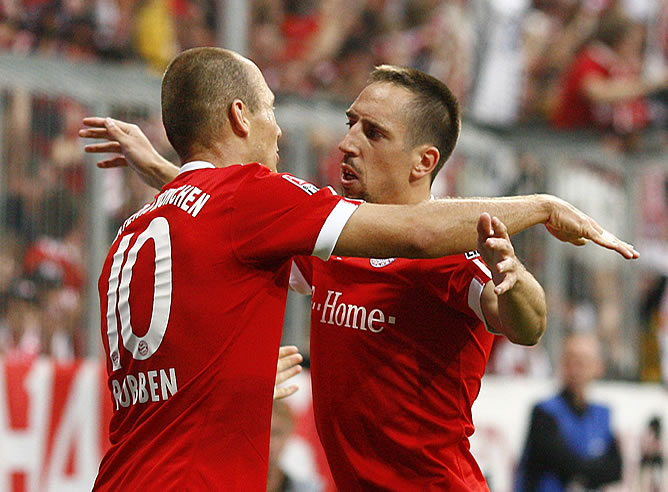 Arjen Robben se abraza a Ribery para celebrar su gol con el Bayern Arjen Robben se abraza a Ribery para celebrar su gol con el Bayern
