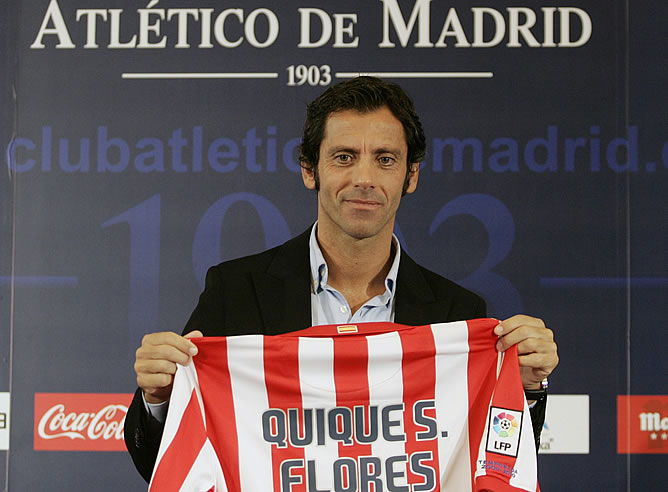Quique Sánchez Flores sostiene la camiseta del Atlético con su nombre