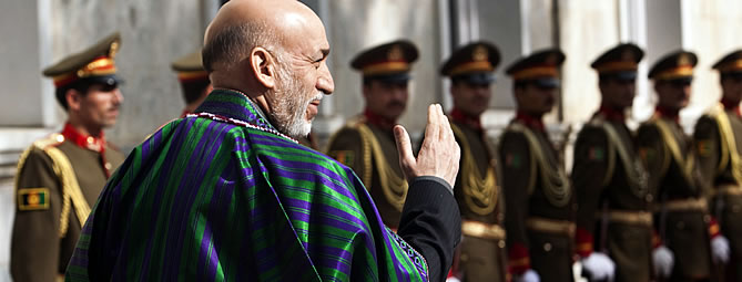 Karzai saluda al ejército en Kabul Karzai saluda al ejército en Kabul