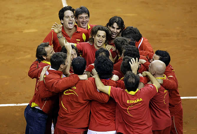 El equipo español celebra la cuarta Copa Davis El equipo español celebra la cuarta Copa Davis