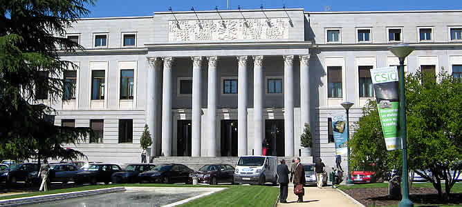 La fachada de la sede madrileña del Centro Superior de Investigaciones Científicas (CSIC) ensalza la importancia de un edificio "levantado y renovado por el victorioso Franco" La fachada de la sede madrileña del Centro Superior de Investigaciones Científicas (CSIC) ensalza la importancia de un edificio "levantado y renovado por el victorioso Franco"