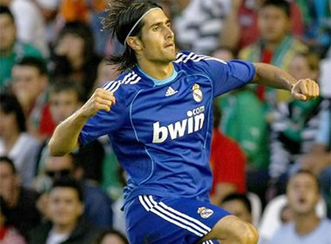 De la Red celebra un gol con el Real Madrid De la Red celebra un gol con el Real Madrid