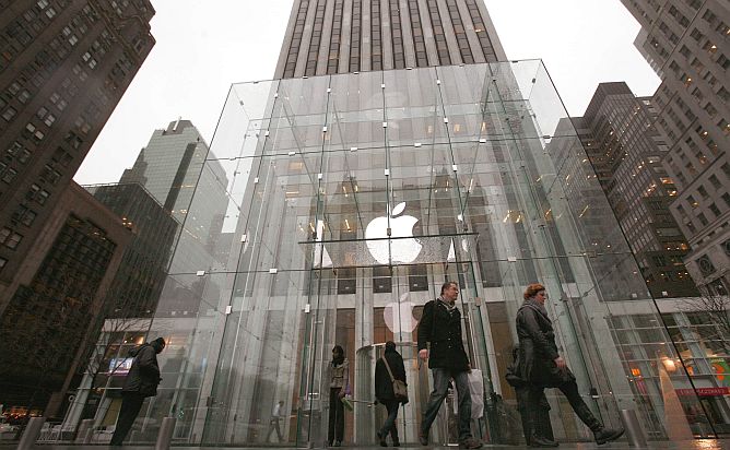 La compañía que preside Steve Jobs lanza su más innovadora apuesta. Un tablet que promete revolucionar el mundo de la conectividad La compañía que preside Steve Jobs lanza su más innovadora apuesta. Un tablet que promete revolucionar el mundo de la conectividad