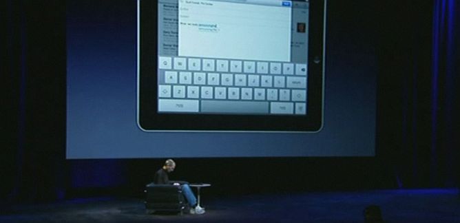 El fundador de Apple muestra el teclado sobre la pantalla del iPad El fundador de Apple muestra el teclado sobre la pantalla del iPad
