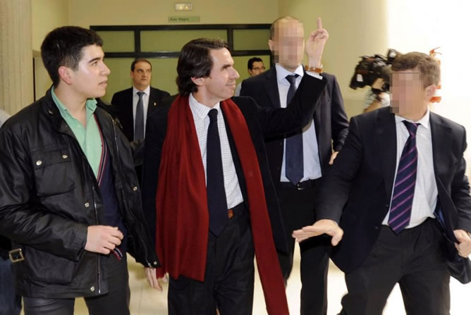 El ex presidente ha sido abucheado en Oviedo y ha respondido con la 'peineta' El ex presidente ha sido abucheado en Oviedo y ha respondido con la 'peineta'