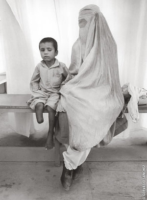 Gervasio Sánchez, con un reconocimiento mundial a su trayectoria como cronista de los conflictos más cruentos del planeta, ha cedido una de las fotografías más conocidas dentro de su proyecto Vidas Minadas. Se titula "Niño herido con su madre" y fue tomada en Kabul, Afganistán, en agosto de 1996 Gervasio Sánchez, con un reconocimiento mundial a su trayectoria como cronista de los conflictos más cruentos del planeta, ha cedido una de las fotografías más conocidas dentro de su proyecto Vidas Minadas. Se titula "Niño herido con su madre" y fue tomada en Kabul, Afganistán, en agosto de 1996