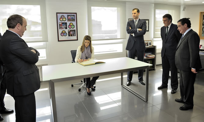 Doña Letizia firma en el libro de honor de la Cadena SER Doña Letizia firma en el libro de honor de la Cadena SER