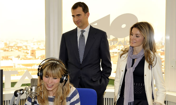 Don Felipe y Doña Leticia durante su visita a los nuevos estudios de la Cadena SER también han pasado por el estudio s Paul McCartney de lso 40 Principales Don Felipe y Doña Leticia durante su visita a los nuevos estudios de la Cadena SER también han pasado por el estudio s Paul McCartney de lso 40 Principales