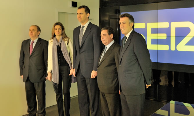 Javier Pons, consejero delegado adjunto de Unión Radio; Doña Letizia; Don Felipe; Augusto Delkáder, consejero celegado de Unión Radio, y Raúl Rodríguez, director general de la SER Javier Pons, consejero delegado adjunto de Unión Radio; Doña Letizia; Don Felipe; Augusto Delkáder, consejero celegado de Unión Radio, y Raúl Rodríguez, director general de la SER