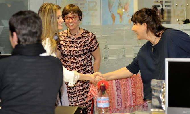 Doña Letizia saluda a la redactora de Sociedad, Teresa Rubio Doña Letizia saluda a la redactora de Sociedad, Teresa Rubio