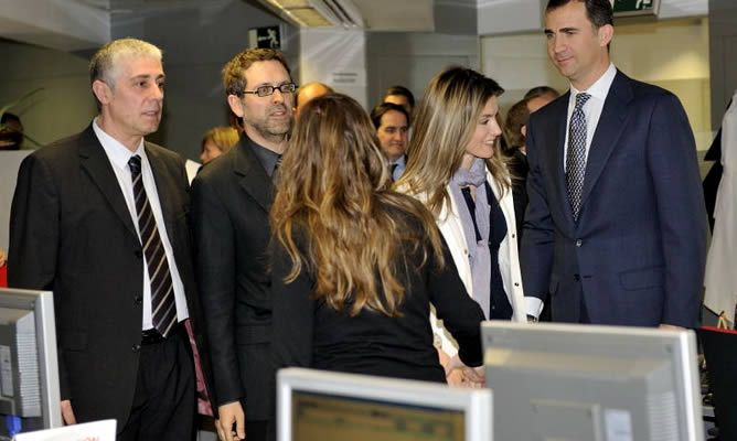 Don Felipe y Doña Letizia saludan a los redactores de Internacional Don Felipe y Doña Letizia saludan a los redactores de Internacional