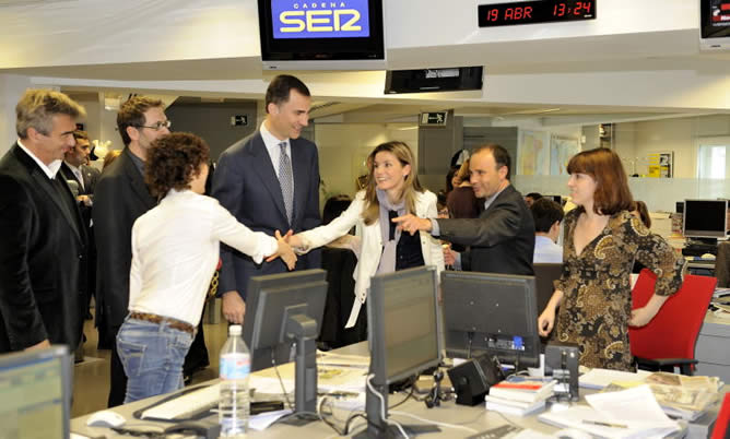 Don Felipe y Doña Letizia saludan a parte del equipo de Hora 14 Don Felipe y Doña Letizia saludan a parte del equipo de Hora 14