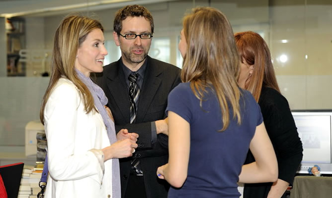 Doña Letizia charla con el director de informativos de la Cadena SER, Rodolfo Irago, con la redactora Marta del Vado y con la redactora jefa de Hoy por Hoy Ana Guantes Doña Letizia charla con el director de informativos de la Cadena SER, Rodolfo Irago, con la redactora Marta del Vado y con la redactora jefa de Hoy por Hoy Ana Guantes