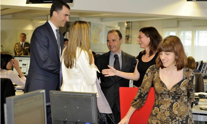 Don Felipe y Doña Letizia saludan al director y a la subdirectora del informativo Hora 14, José Antonio Marcos y Esther Bazán Don Felipe y Doña Letizia saludan al director y a la subdirectora del informativo Hora 14, José Antonio Marcos y Esther Bazán