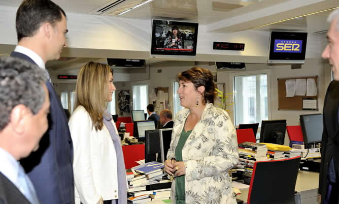 Don Felipe y Doña Letizia con Montserrat Domínguez, directora del programa A Vivir que Son Dos Días Don Felipe y Doña Letizia con Montserrat Domínguez, directora del programa A Vivir que Son Dos Días