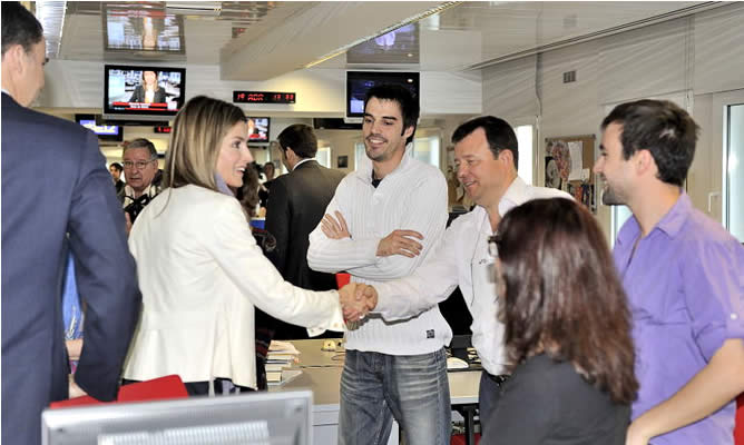 Los Príncipes saludan a parte del equipo de Fin de Semana, de Documentación y a parte de Técnica Los Príncipes saludan a parte del equipo de Fin de Semana, de Documentación y a parte de Técnica