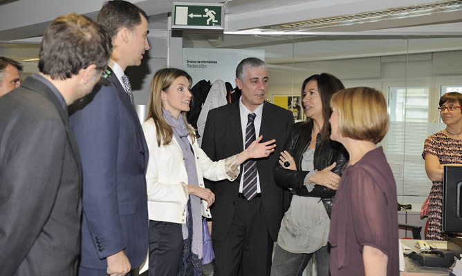 Don Felipe y Doña Letizia conversan con Rodolfo Irago, Daniel Anido, Àngels Barceló y Gemma Nierga Don Felipe y Doña Letizia conversan con Rodolfo Irago, Daniel Anido, Àngels Barceló y Gemma Nierga