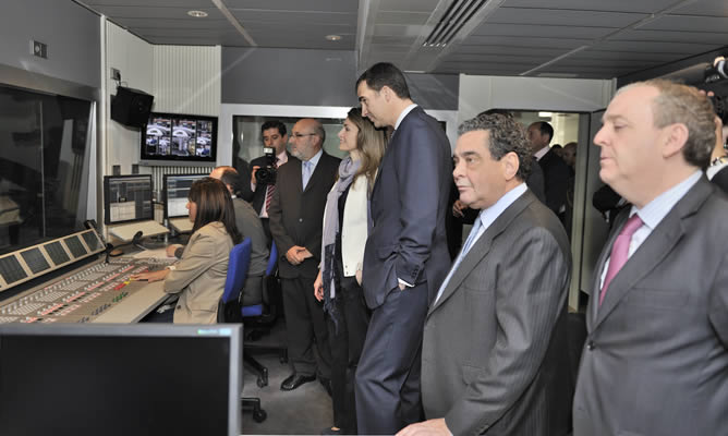 Los Príncipes de Asturias, en el control del nuevo estudio de la Cadena SER Los Príncipes de Asturias, en el control del nuevo estudio de la Cadena SER