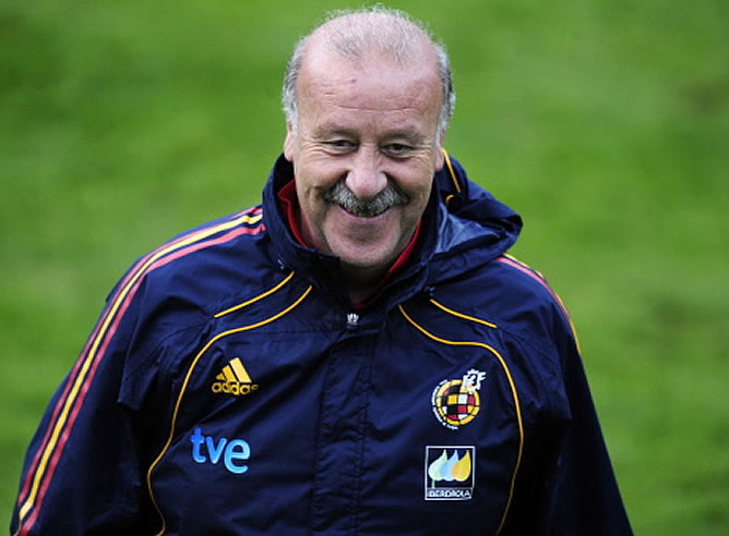 Del Bosque sonríe durante un entrenamiento Del Bosque sonríe durante un entrenamiento
