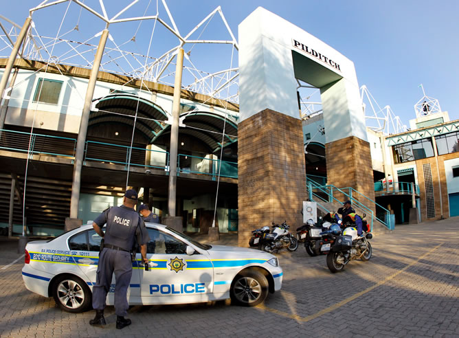 Un policía vela por la seguridad en un Estadio de Petroria Un policía vela por la seguridad en un Estadio de Petroria