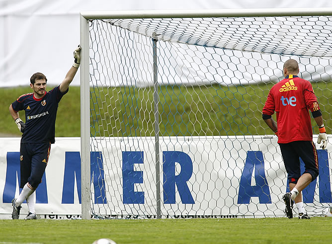 Casillas y Valdés, durante un entrenamiento de la Selección Casillas y Valdés, durante un entrenamiento de la Selección