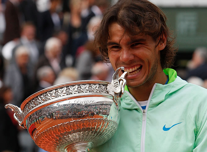 Rafa Nadal celebra su triunfo en Roland Garros mordiendo la Copa de los Mosqueteros Rafa Nadal celebra su triunfo en Roland Garros mordiendo la Copa de los Mosqueteros