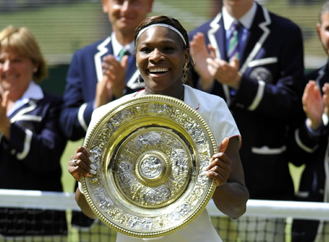 Serena Williams recibe el trofeo de campeona / REUTERS Serena Williams recibe el trofeo de campeona / REUTERS