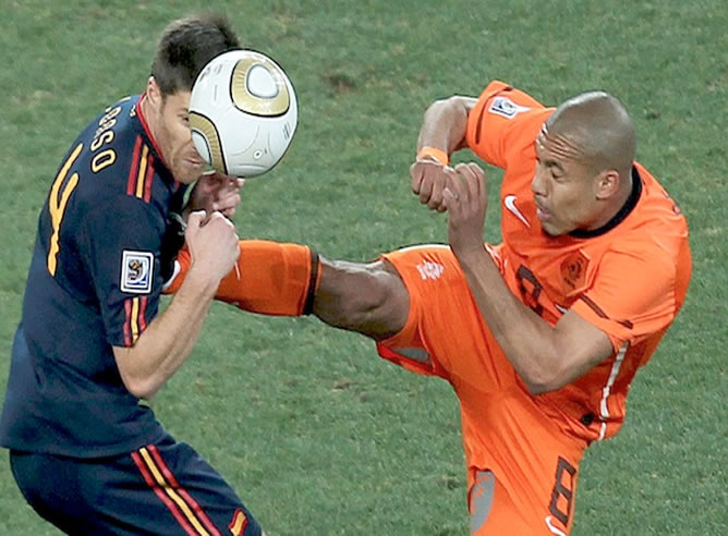 Patada a Xabi Alonso en la final del Mundial Patada a Xabi Alonso en la final del Mundial