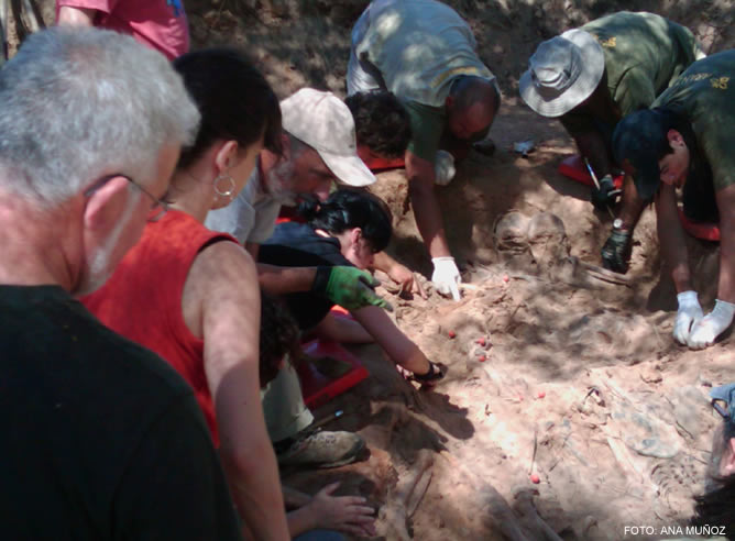 Exhumados siete cadáveres en la fosa de Aranda de Duero Exhumados siete cadáveres en la fosa de Aranda de Duero