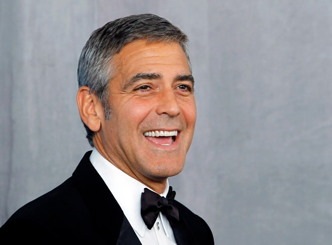 Clooney tras recoger un premio humanitario durante la gala de los Emmy Clooney tras recoger un premio humanitario durante la gala de los Emmy