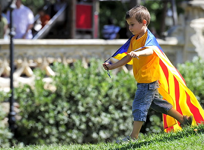 Un niño pasea con la bandera catalana en la celebración de la Diada / AFP Un niño pasea con la bandera catalana en la celebración de la Diada / AFP