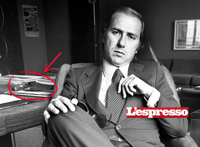 'Il Cavaliere' aparece en una fotografía de 1977 junto a su revólver al más puro estilo gángster 'Il Cavaliere' aparece en una fotografía de 1977 junto a su revólver al más puro estilo gángster