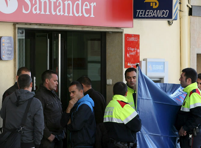 Un atracador ha disparado en el cuello a una mujer que era empleada de la oficina y que ha resultado muerta Un atracador ha disparado en el cuello a una mujer que era empleada de la oficina y que ha resultado muerta