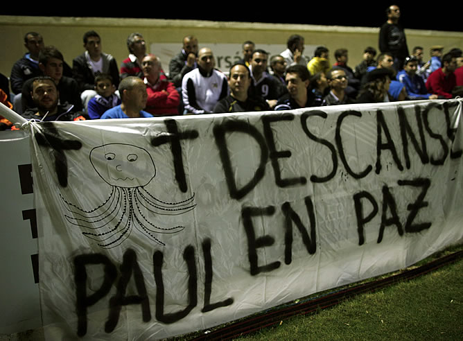 Los aficionados muestran una pancarta deseándole al pulpo Paul lo mejor Los aficionados muestran una pancarta deseándole al pulpo Paul lo mejor