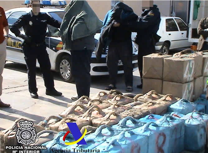 El velero transportaba 3.200 kilos de hachís. El velero transportaba 3.200 kilos de hachís.