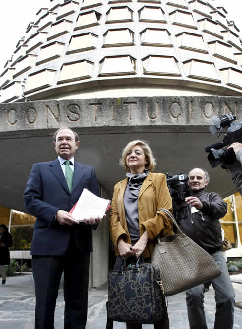 El portavoz del Partido Popular en el Senado, Pío García-Escudero, junto a la senadora popular Rosa Vindel, momentos antes de presentar el recurso ante el Tribunal Constitucional. (EFE / Juan M. Espinosa) El portavoz del Partido Popular en el Senado, Pío García-Escudero, junto a la senadora popular Rosa Vindel, momentos antes de presentar el recurso ante el Tribunal Constitucional. (EFE / Juan M. Espinosa)