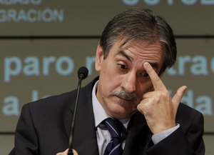 El ministro de Trabajo e Inmigración, Valeriano Gómez, en rueda de prensa este miércoles. El ministro de Trabajo e Inmigración, Valeriano Gómez, en rueda de prensa este miércoles.