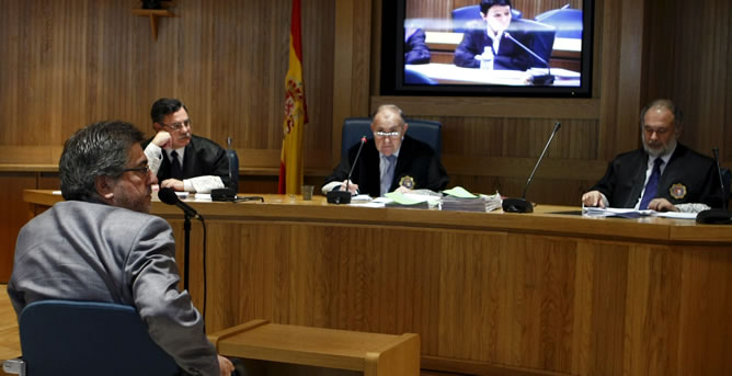 El presidente del PSE, Jesús Eguiguren, durante su declaración como testigo a petición de la defensa en el juicio por enaltecimiento del terrorismo al ex portavoz de Batasuna Arnaldo Otegi y a los dirigentes abertzales Joseba Permach y Joseba Álvarez, que este viernes queda visto para sentencia en la Audiencia Nacional El presidente del PSE, Jesús Eguiguren, durante su declaración como testigo a petición de la defensa en el juicio por enaltecimiento del terrorismo al ex portavoz de Batasuna Arnaldo Otegi y a los dirigentes abertzales Joseba Permach y Joseba Álvarez, que este viernes queda visto para sentencia en la Audiencia Nacional