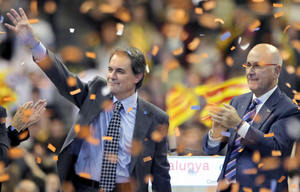 El candidato de Convergencia i Unió a la presidencia de la Generalitat, Artur Mas y el secretario general del partido, Josep Antoni Duran i Lleida, durante su intervención esta noche en el mitin final de campaña celebrado en el Palau Sant Jordi de Barcelona. El candidato de Convergencia i Unió a la presidencia de la Generalitat, Artur Mas y el secretario general del partido, Josep Antoni Duran i Lleida, durante su intervención esta noche en el mitin final de campaña celebrado en el Palau Sant Jordi de Barcelona.