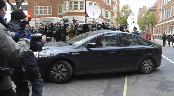 Un coche que se cree transporta al fundador del portal WikiLeaks Julian Assange llega al Juzgado de Primera Instancia de Westminster en Londres (Reino Unido), este martes. Assange, que ha revelado miles de documentos confidenciales del Gobierno de EEUU, ha sido detenido en el Reino Unido Un coche que se cree transporta al fundador del portal WikiLeaks Julian Assange llega al Juzgado de Primera Instancia de Westminster en Londres (Reino Unido), este martes. Assange, que ha revelado miles de documentos confidenciales del Gobierno de EEUU, ha sido detenido en el Reino Unido