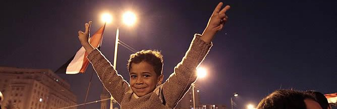 Un niño levanta los brazos para celebrar la partida de Mubarak Un niño levanta los brazos para celebrar la partida de Mubarak