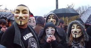 Los seguidores de 'Anonymous' protestan en la alfombra roja de los Goya Los seguidores de 'Anonymous' protestan en la alfombra roja de los Goya