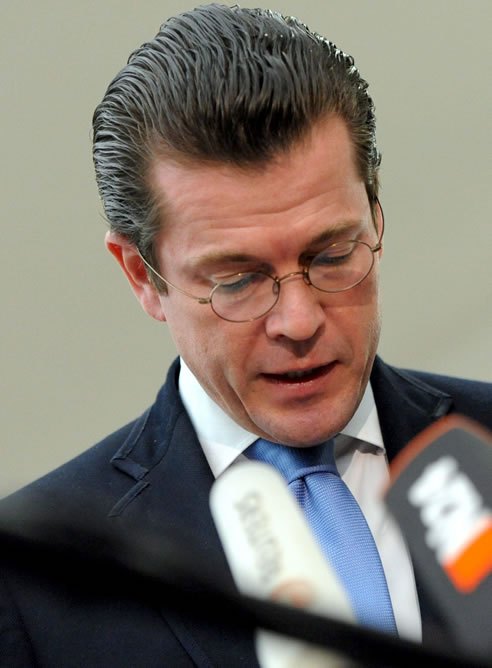 El ministro alemán de Defensa, Karl Theodor zu Guttenberg, se disculpa públicamente tras las acusaciones de plagio en su tesis doctoral, en Berlín (Alemania) El ministro alemán de Defensa, Karl Theodor zu Guttenberg, se disculpa públicamente tras las acusaciones de plagio en su tesis doctoral, en Berlín (Alemania)